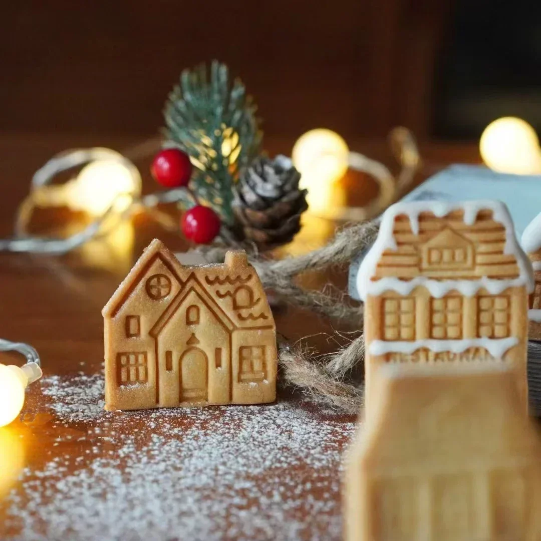 4Pcs Christmas Gingerbread House Pattern Cookie cutter Biscuit Stamp Fondant Cake Decoration Baking Accessories