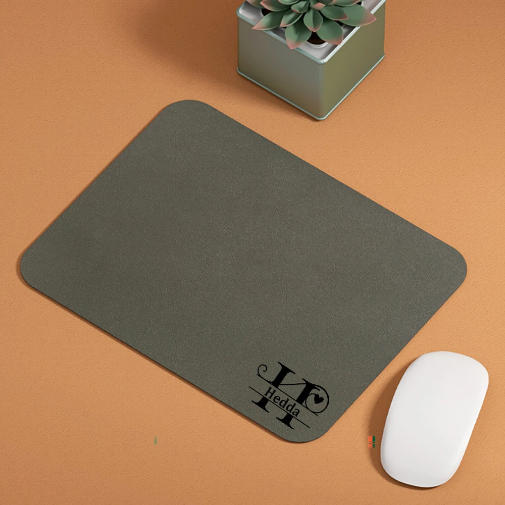 맞춤형 단색 심플 가죽 미끄럼 방지 마우스 패드 생일 및 명절 선물 맞춤 이름 문자 개인 맞춤형 마우스 패드