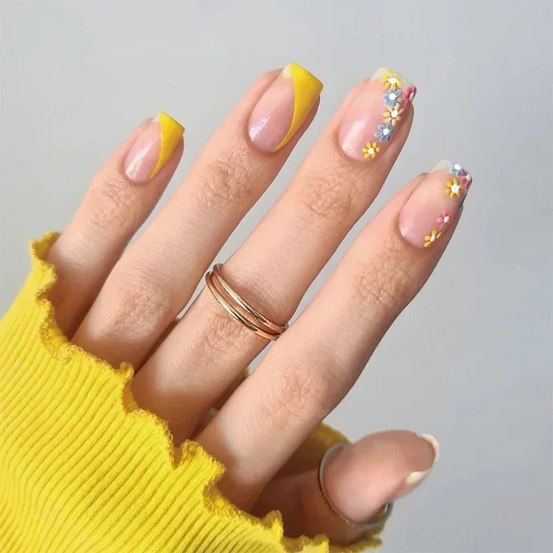 Calkkrer French Tip Press On Nägel - 24 Stück Kurze Mandelform, 3D Gold Verzierungen, Mit Kleber
