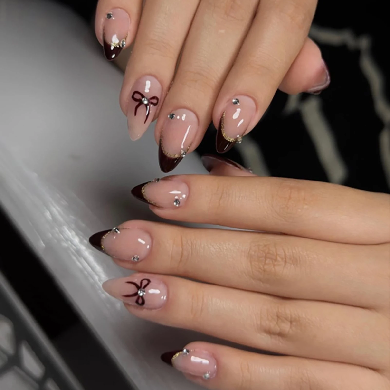 와인 레드 프렌치 페이크 네일 24개 누드 컬러 아몬드 프레스온 네일 보우 노트..