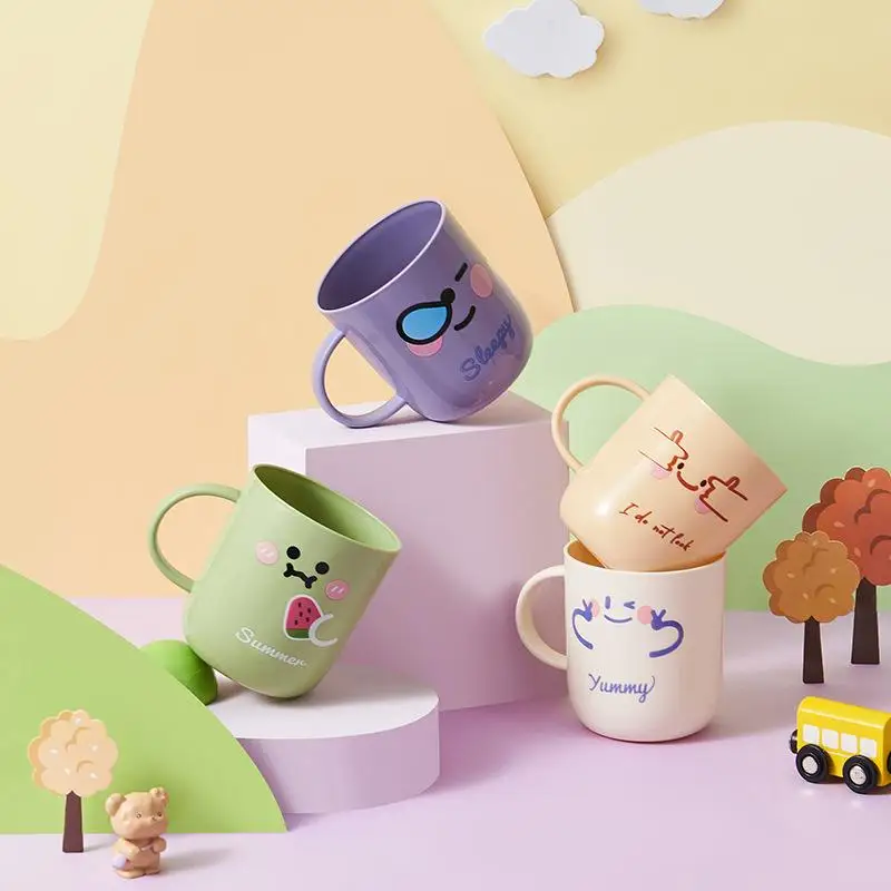 Glad tandborstmugg med ansikte för barn i badrummet_voghion.com