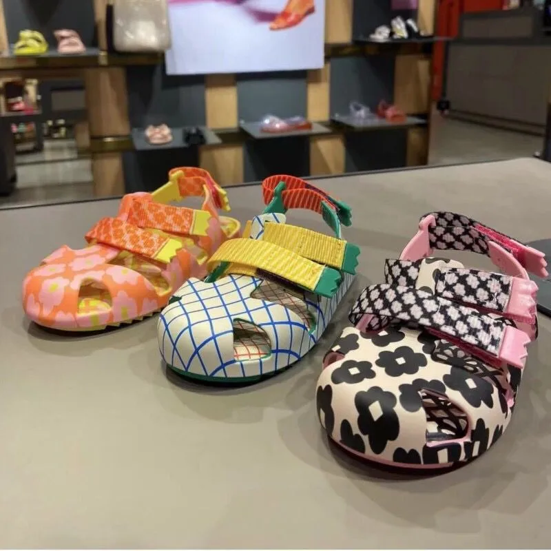 2024 Children\'s Sandals Boys Girls\' Jelly Shoes Summer Kids Colorful Hollow Lightweight Canvas Button Beach Shoes HMI126