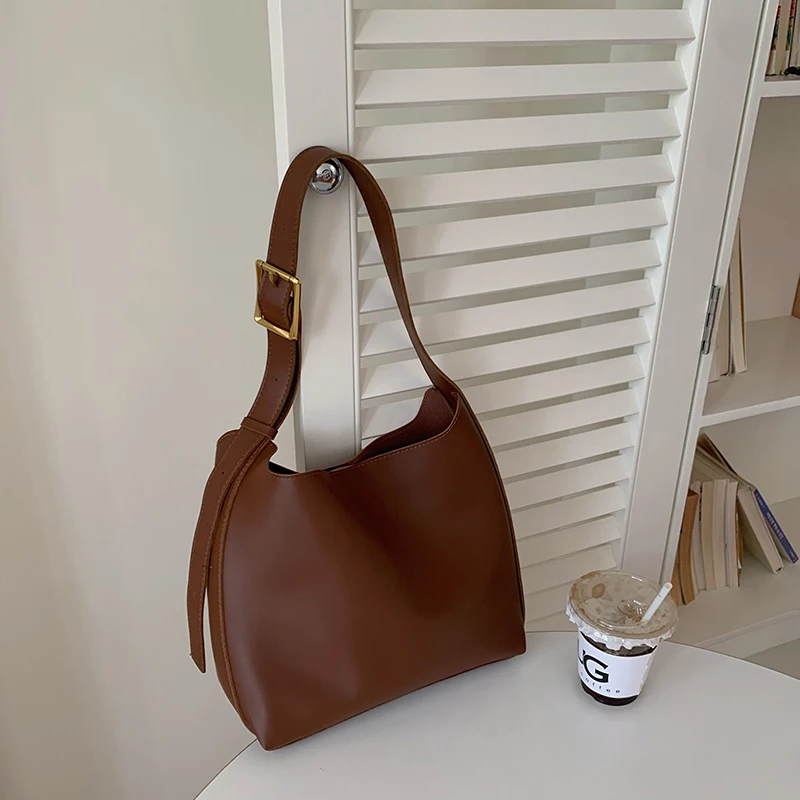 New women's large capacity bucket bag, fashionable and avant-garde, casual retro, crossbody bag, multifunctional shoulder bag