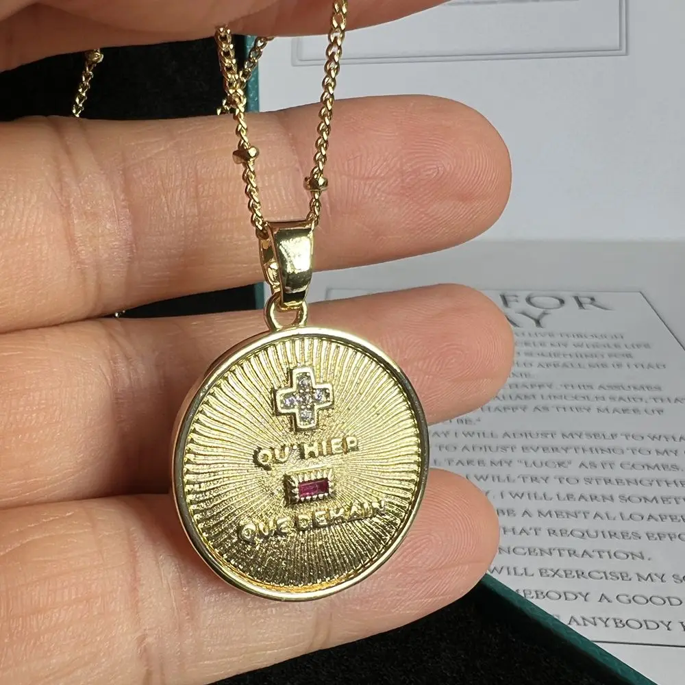 Detalhe da peça colar amor em francês com medalha dourada