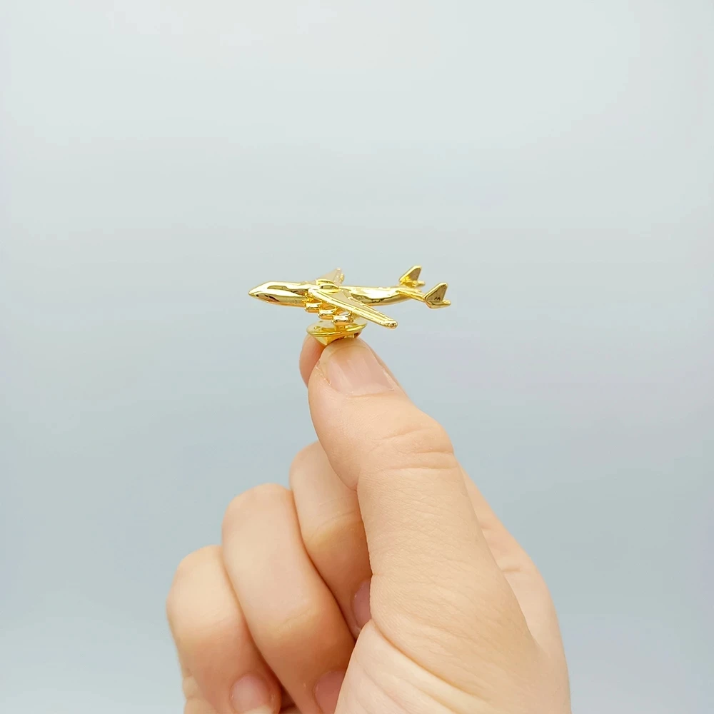 Antonov An-225 브로치 배지, 항공기 모양 골드 및 크롬 브로치, 고급 패션 비행기 브로치 핀, 코트 액세서리 선물