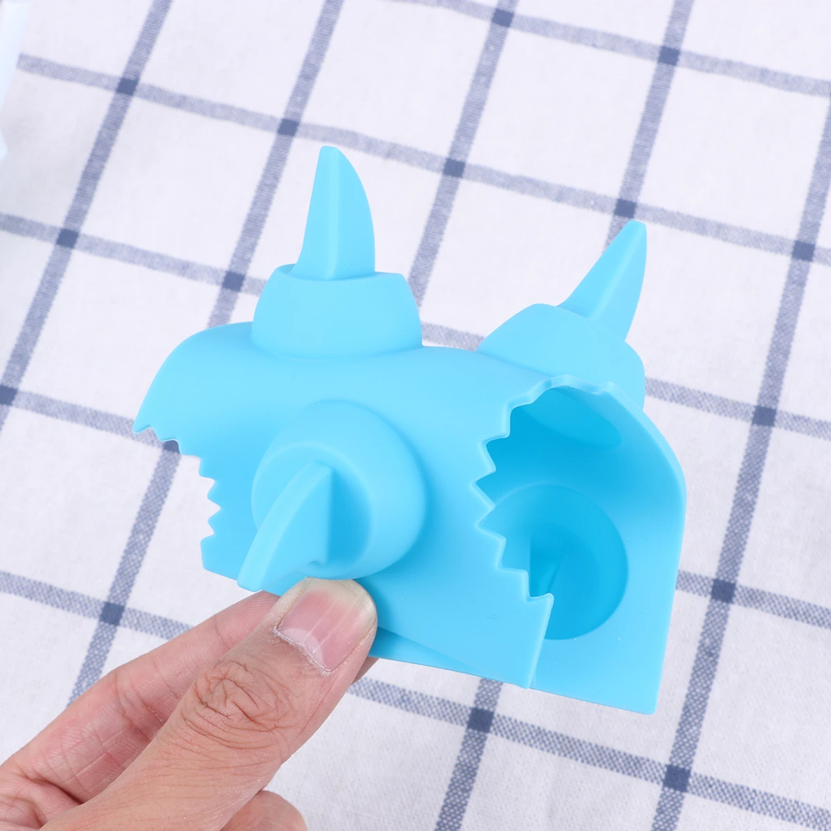 Silicone Shark Fin Ice Cube Tray DIY Ice Making Mold Creative Kitchen Accessories (Blue)
