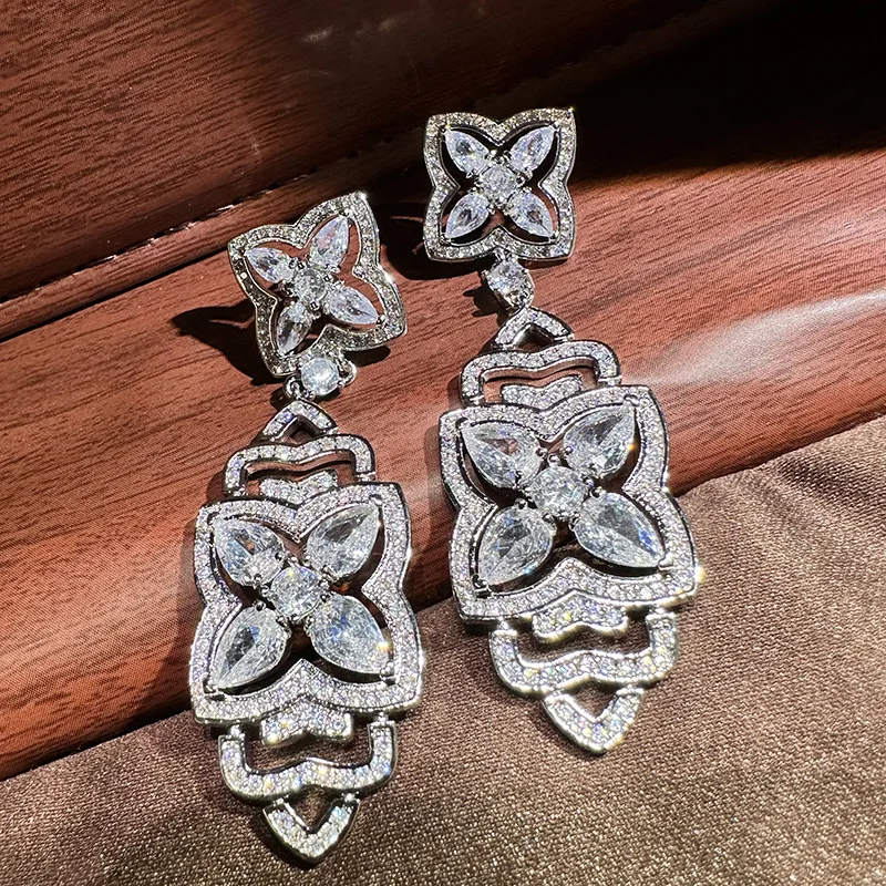 

Baroque Luxurious Hollow Leaf Pattern Long Model Earrings for Women's Jewelry Elegant Luxurious Dress Accessory Vintage Gift
