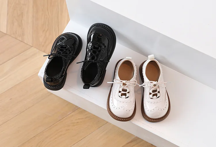 Spring and autumn Korean version of beige small leather shoes, medium and large children`s single shoes