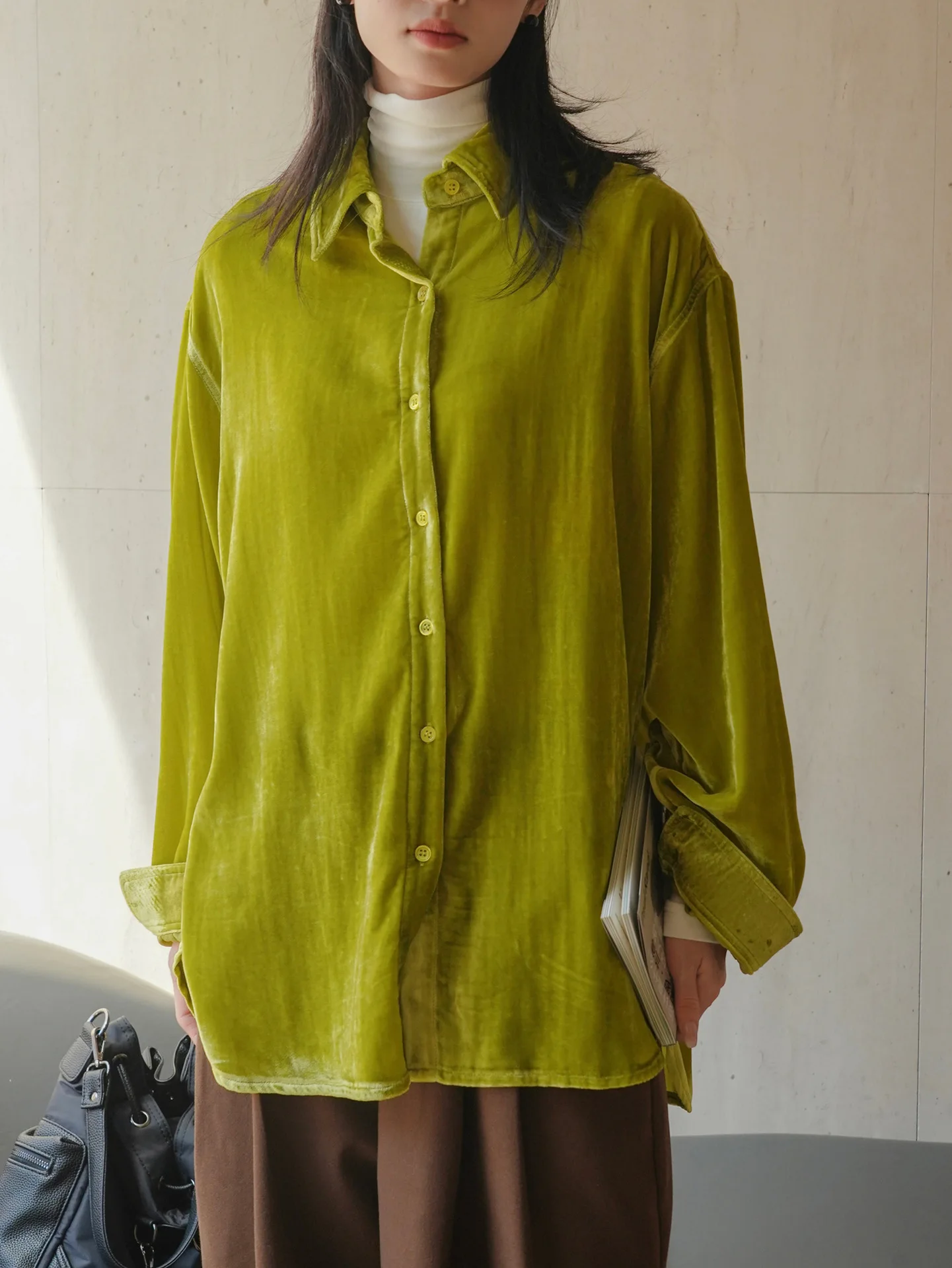 

Рубашка женская Глянцевая бархатная с длинным рукавом, модная блузка свободного покроя в Корейском стиле, топ с лацканами, Повседневная Уличная одежда, весна-осень