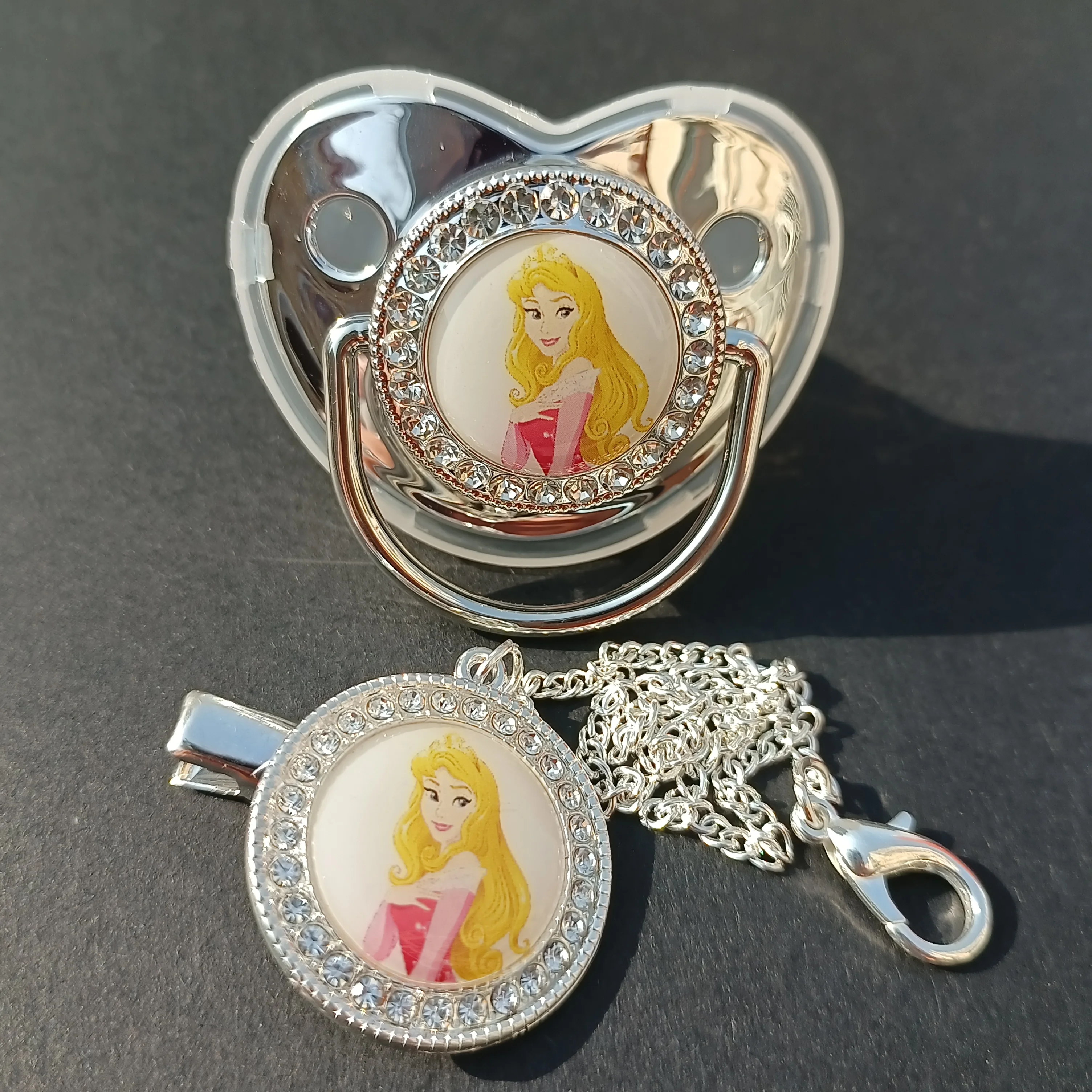 Рисунок 4 - 2022 зажим для соски Стразы для