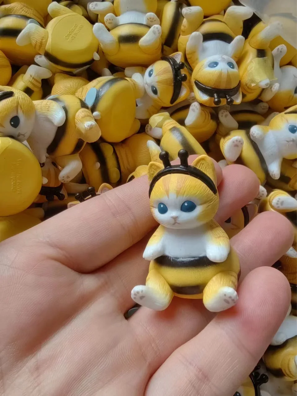 

Cartoon Cute Sitting Cat