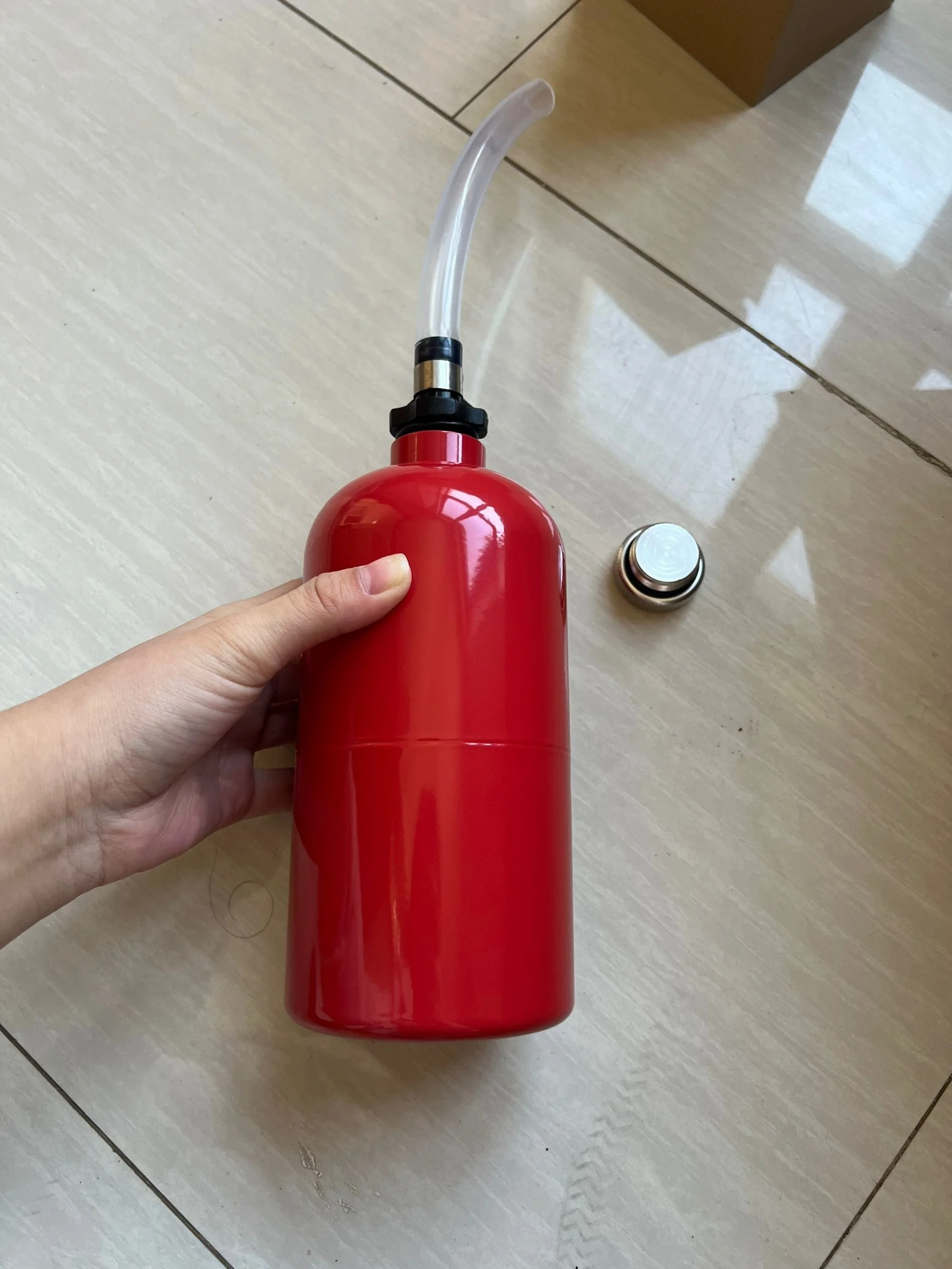 Outdoor oil tank, automobile and motorcycle spare oil tank, portable iron 1L household gasoline and diesel tank