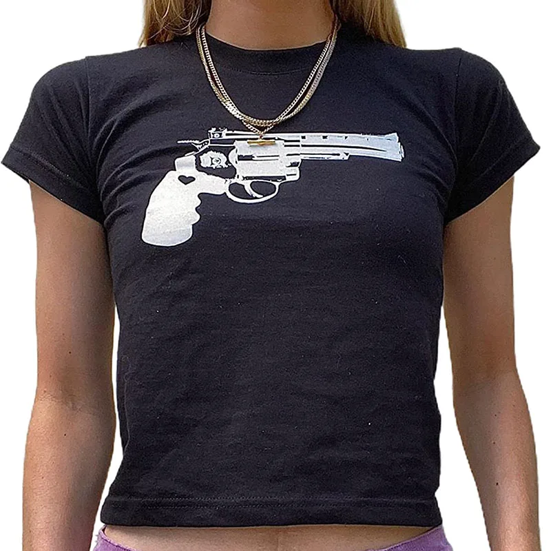 Camiseta corta con estampado divertido de pistola para mujer, estilo callejero europeo y americano, estilo Y2K, estilo casual, entallada y a la moda.