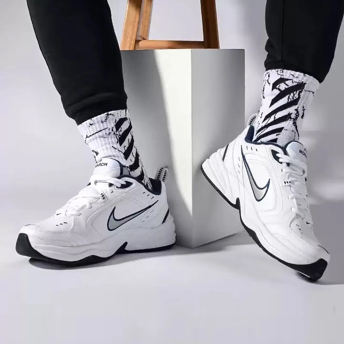أحذية نايك للرجال Air Monarch Iv أحذية رياضية خفيفة الوزن ومريحة للجري