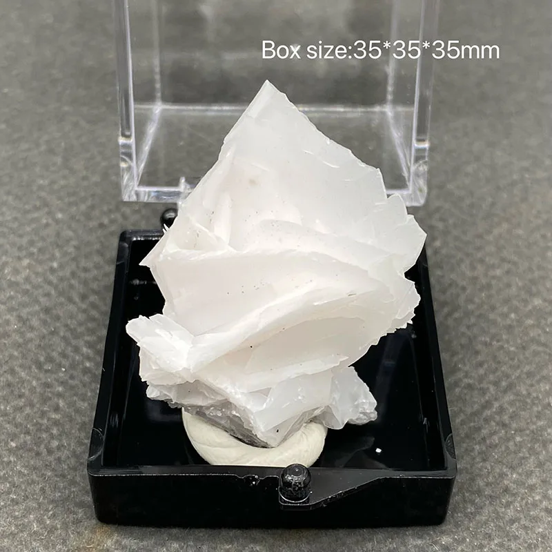 100% natural white flake calcite (fluorescent effect pink) raw stone mineral specimen healing crystal stone  Box size：35*35*35mm