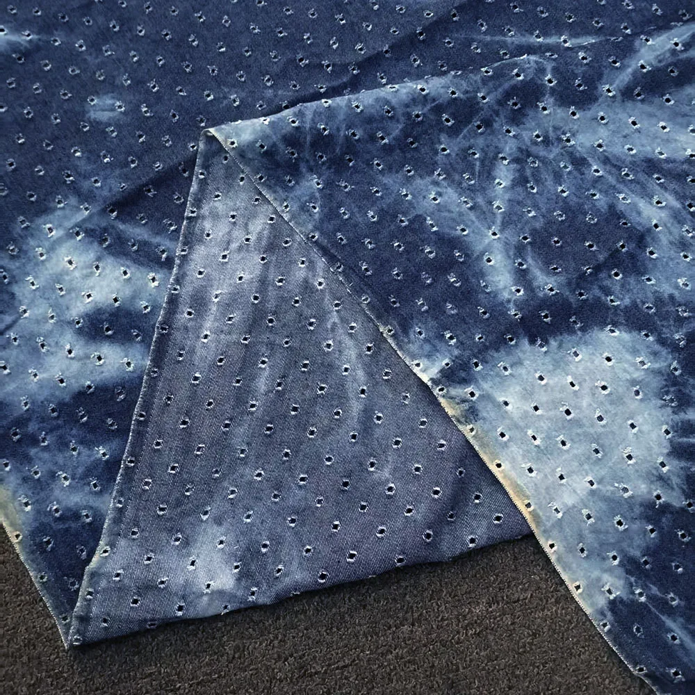 Blau Gewaschener Batik-Jeansstoff mit ausgefransten Kanten, weichen Löchern, Indigo-Laserperforation, Denim zum Nähen von Jacken, Westen, Taschen, Baumwollstoff,Blauer Jeans Nähstoff pro Yard – Detail 5