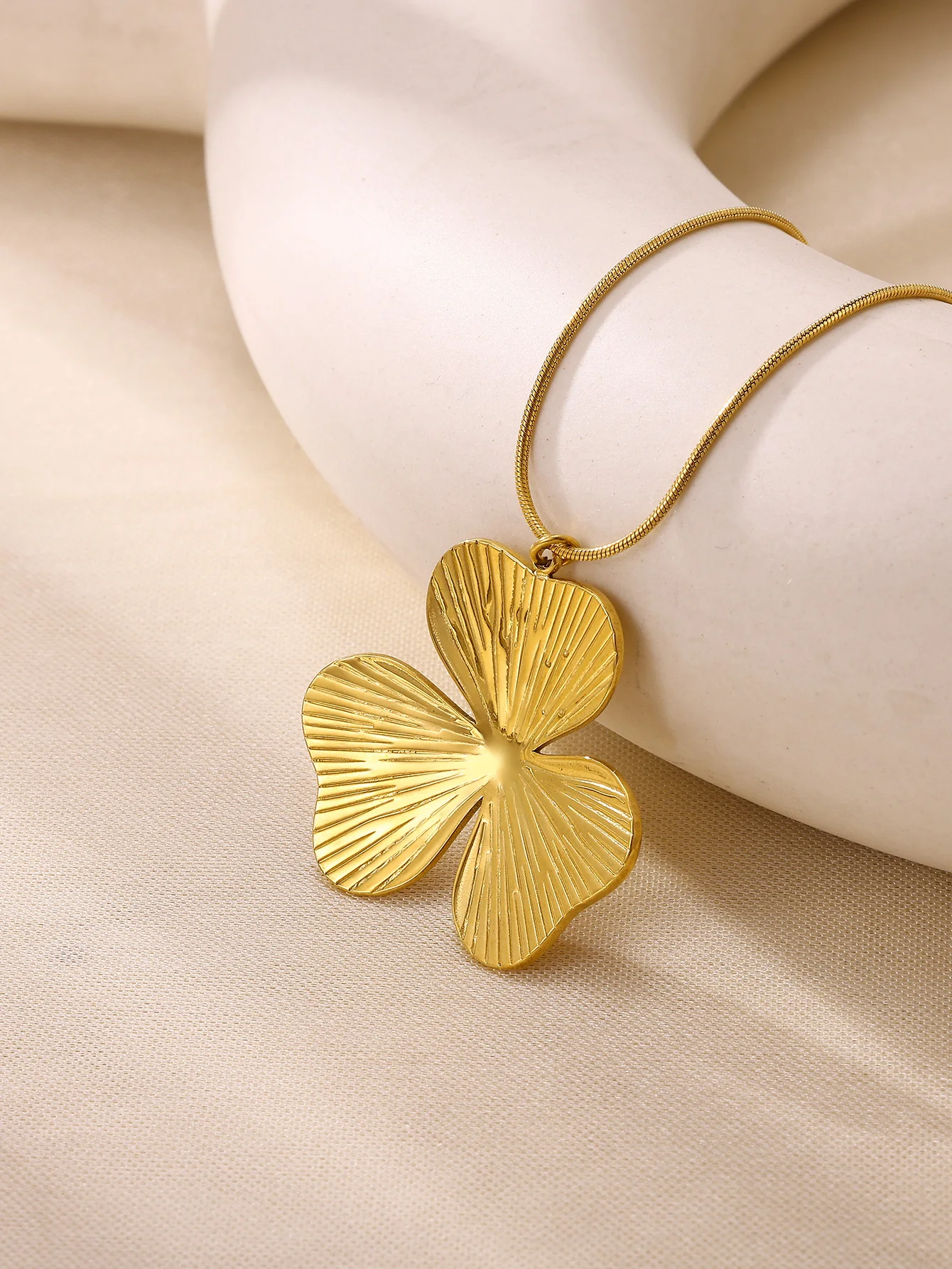 Minimalist Clover Necklaces 18K Gold Plated Stainless Steel Pendant Necklace