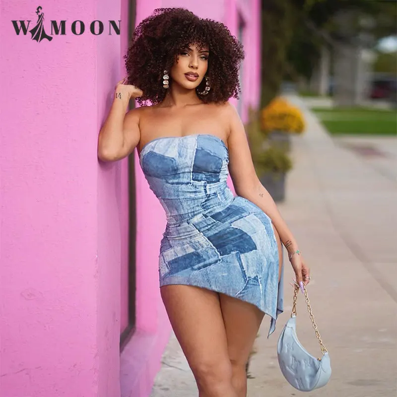 

Женское джинсовое мини-платье с разрезом сбоку, без бретелек