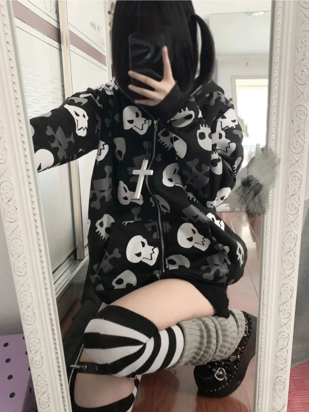 Kapuzenpullover mit Reißverschluss und Totenkopf - True Deals Club