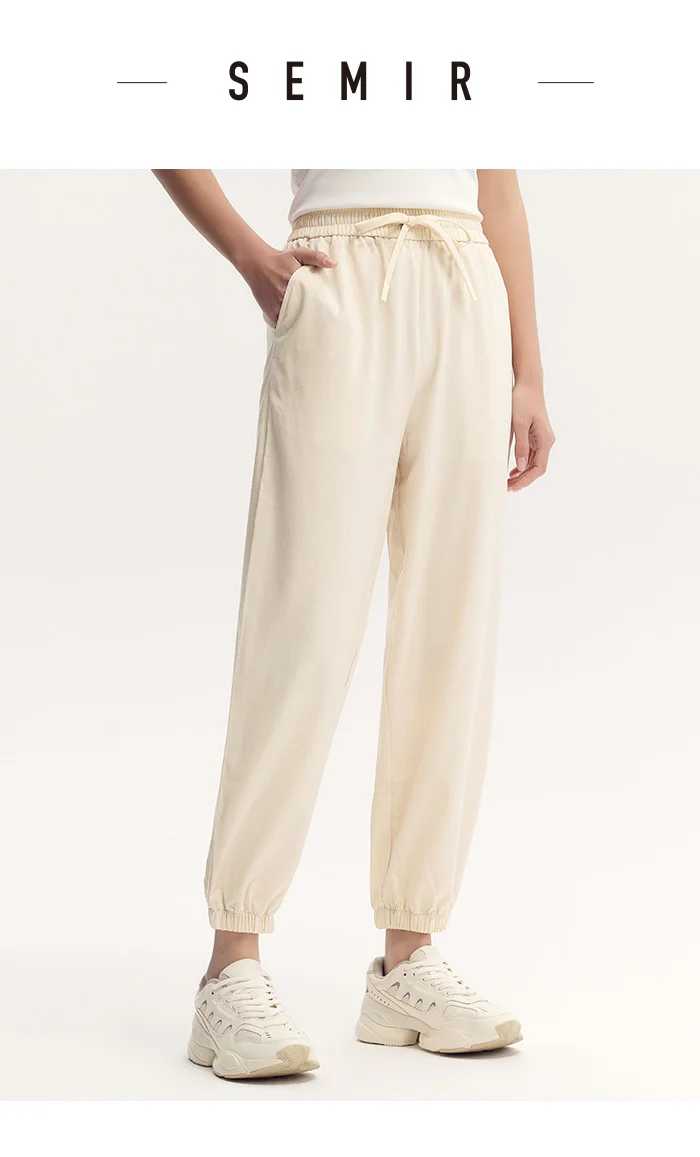 Pantalones casuales para mujer diseñados con un toque de textura. Pantalones cónicos de jacquard con estampado oscuro y un ajuste único y holgado.