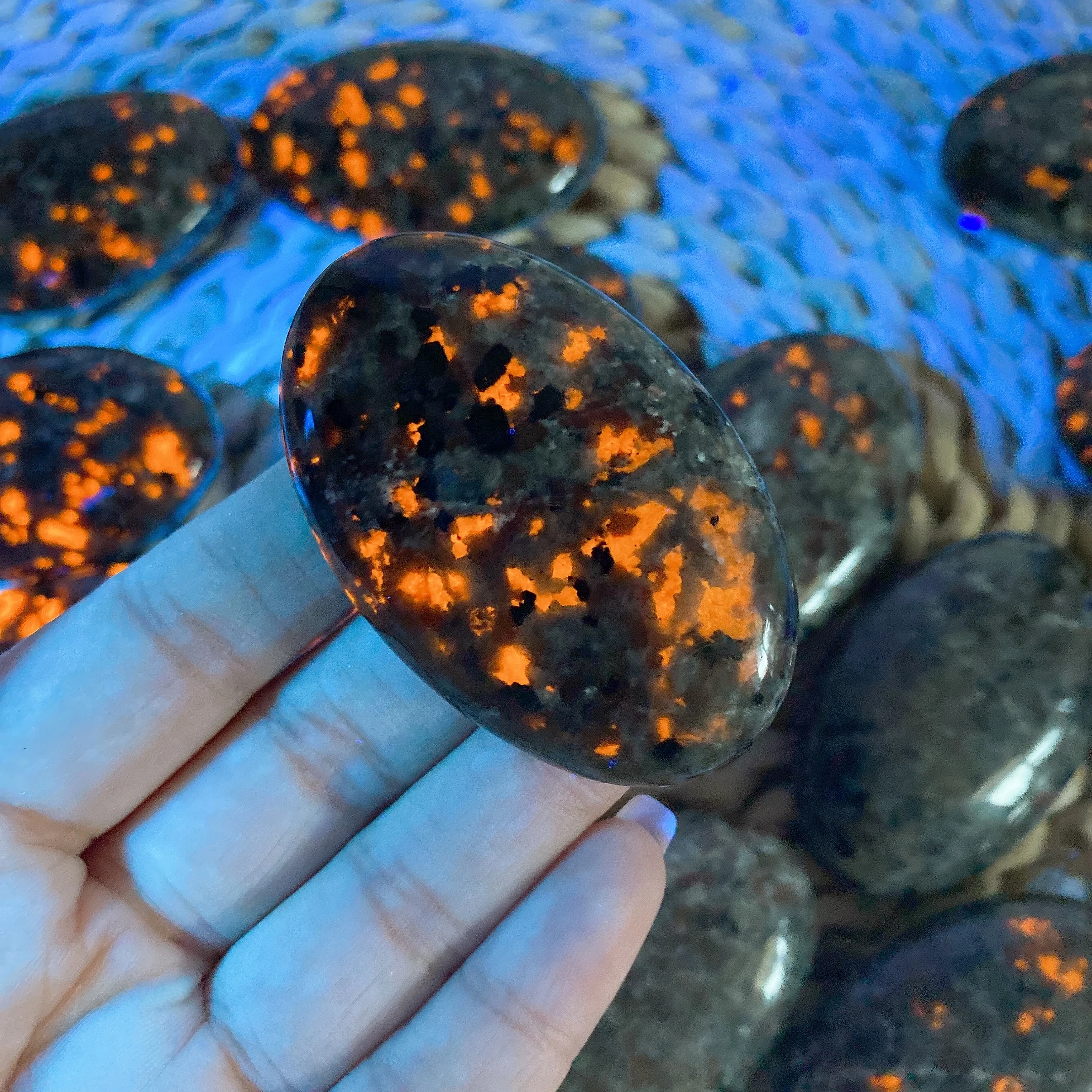Natural Yooperlite Stone Hot Compress Massage Palm Stone Crystal Health Reiki Healing Fingertip Toy Home Decor Powerful Gift 6