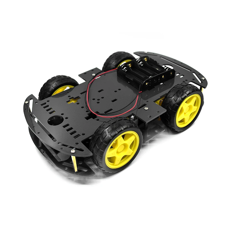 Robot Tank RC Télécommandé en mouvement sur un tapis vert, soulevant de la poussière avec ses chenilles.