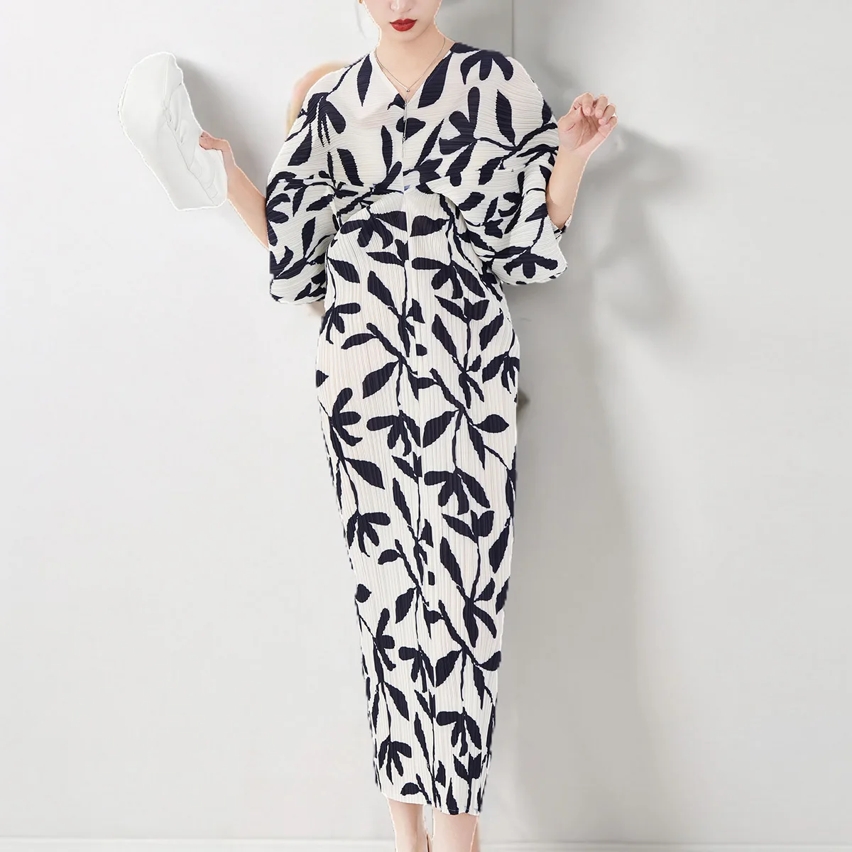 

2023 Bat-sleeved pleated V-neck plus-size printed dress
