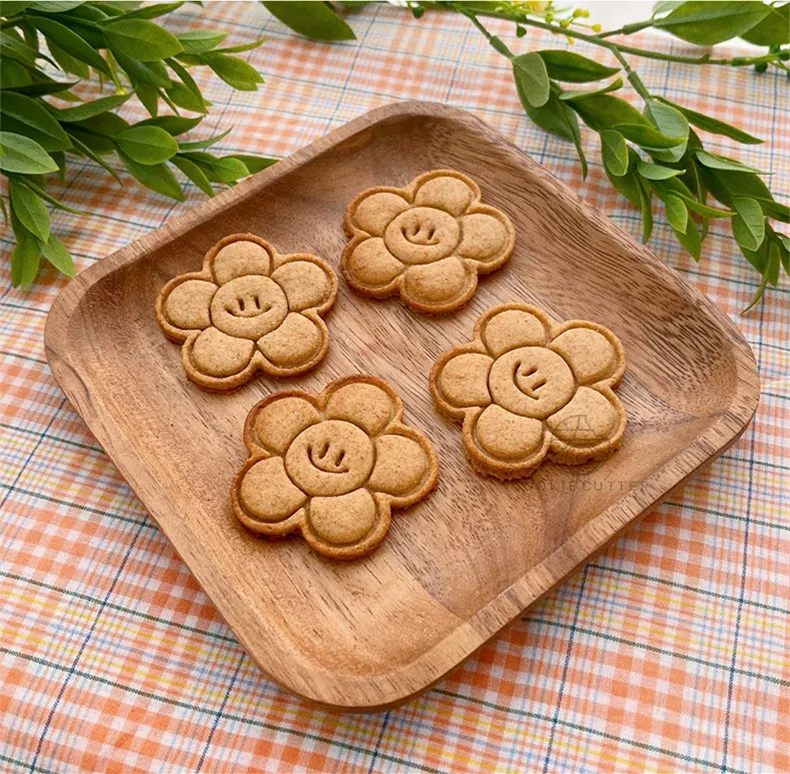 Description Picture 5 of itemLovely Flower Cookie Cutter Baby Shower Embossed Dessert Fondant Sugarcraft Baking Mould Plastic Biscuits Pastry Press Stamp