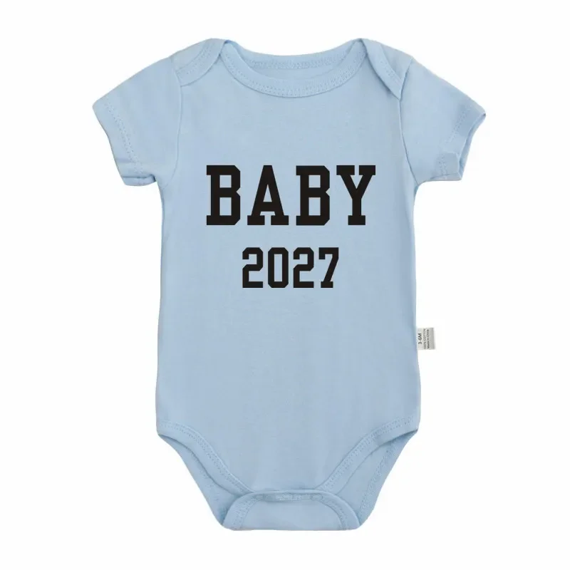 Body Neonato 2027 Minimalista Nero con Scritta, Tutina per Annuncio Nascita, Pubblicazione Gravidanza, Accessorio Fotografico, Pagliaccetto a Maniche Corte per Neonato - immagine 4