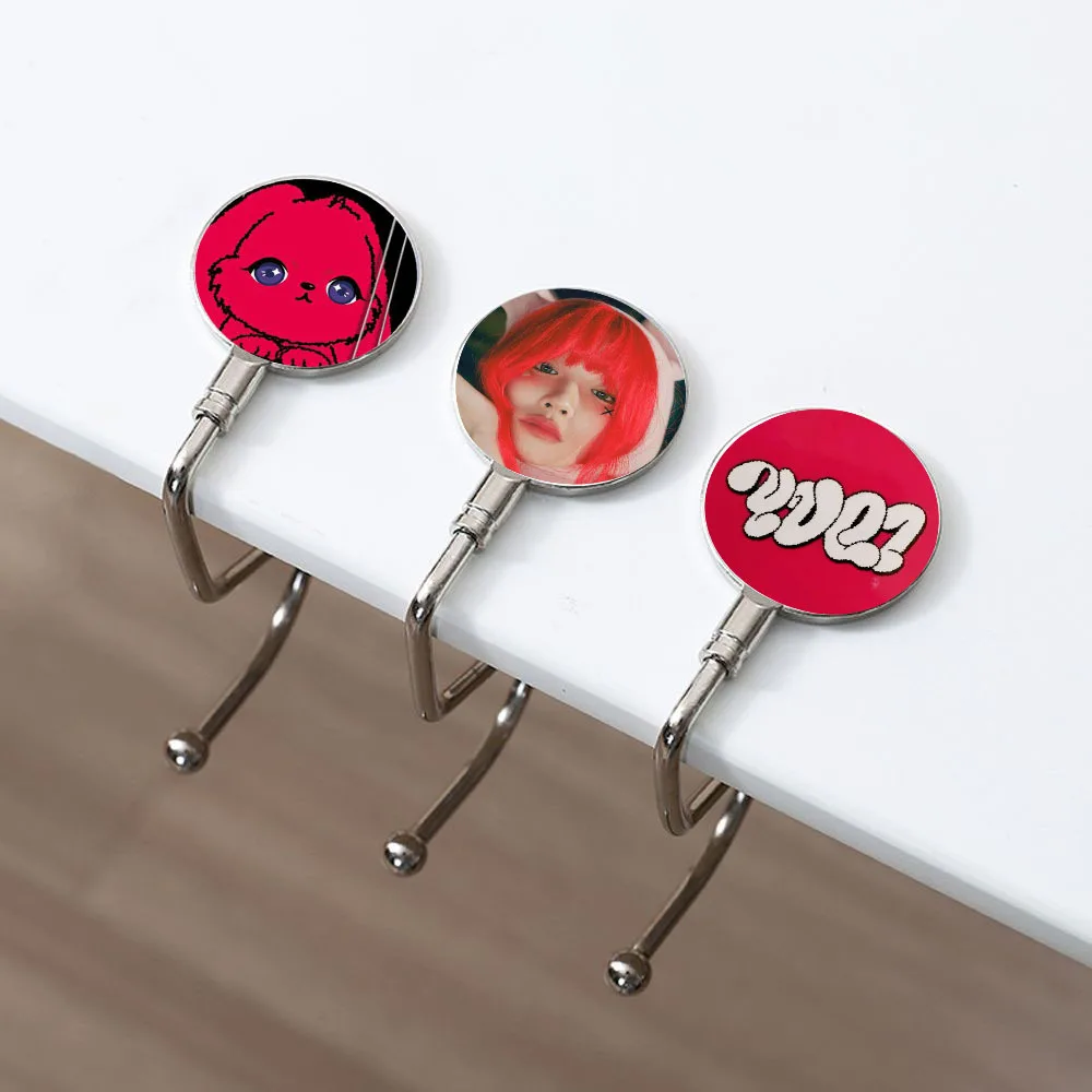 

Kpop YuQi Album YUQ1 Photo Bag Hook Round Metal Single Hook Cartoon Cute Korean Style Student Bookbag Hook Rack Fans Gift