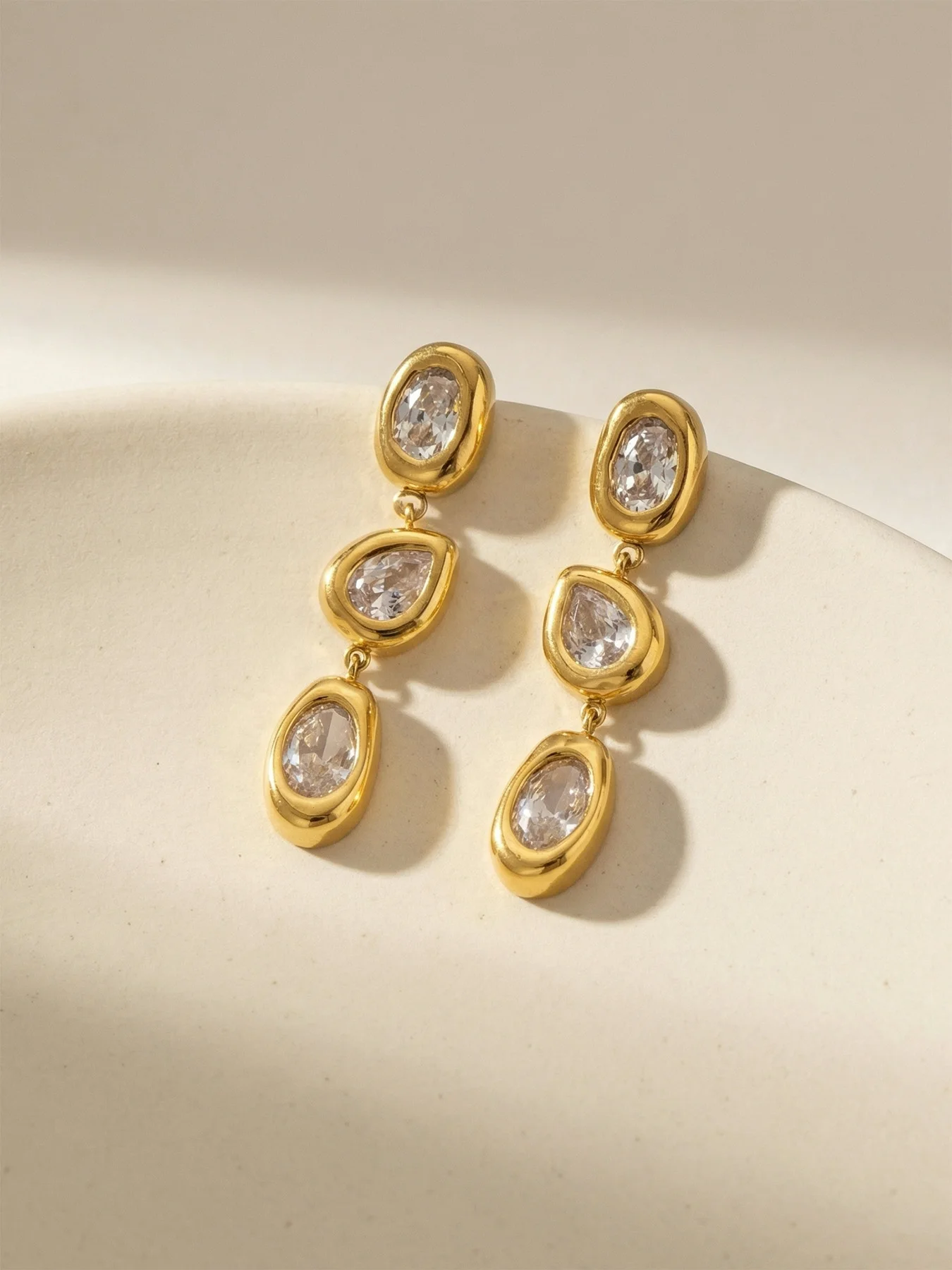 Dreifache CZ Zirkonia Tropfen-Ohrringe für Damen 18k Vergoldet mit Klaren Zirkonia Hängeohrringe Edelstahl Ohrstecker – Detail 7