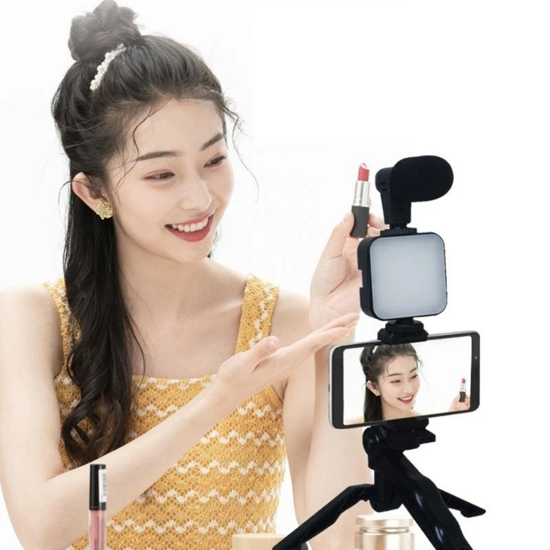 휴대폰 동영상 블로그 키트에는 크리에이터 스타터를 위한 안정적인 삼각대 LED 조명과 지향성 마이크가 포함되어 있습니다.