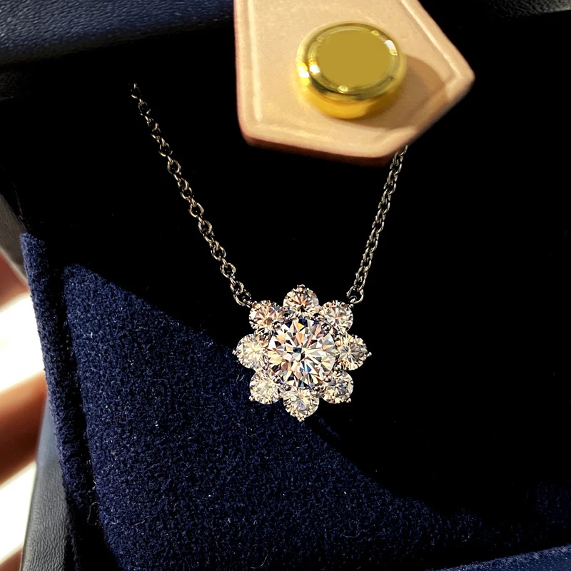 Collier flocon de neige Huitan - détail pendentif