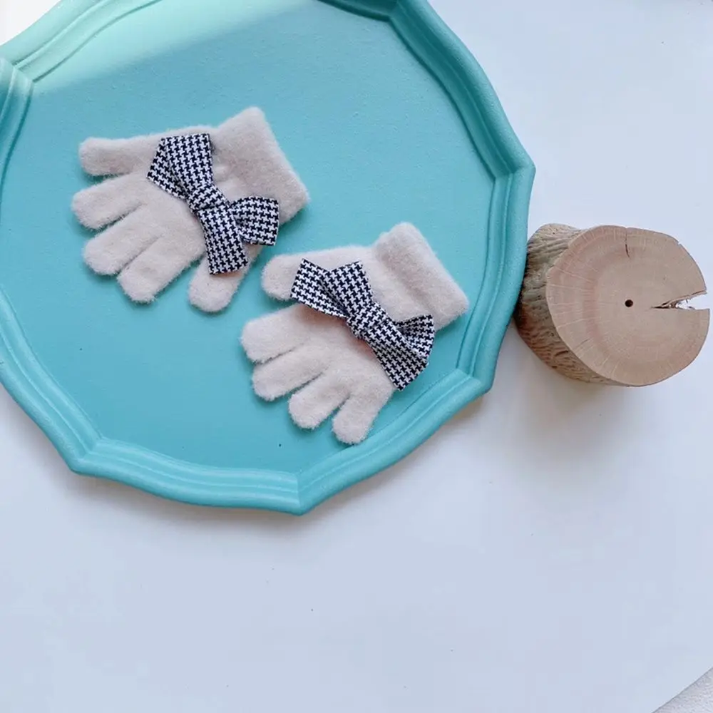 white-Gloves