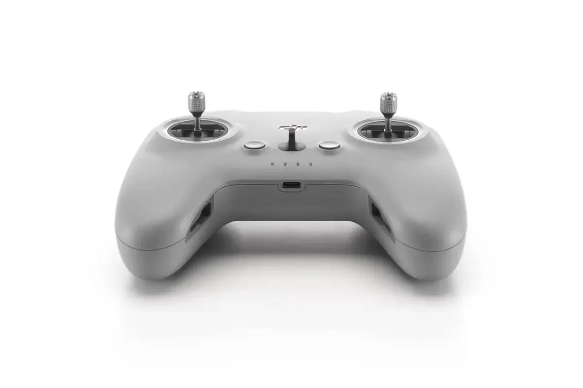 Télécommande DJI FPV 3 connectée à un drone FPV, transmission O4, radiocommande professionnelle pour pilotes.