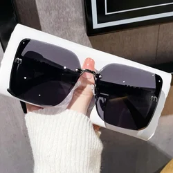 Chic Women's Luxury Square Sunglasses - Vintage & Trendy Eyeglasses (Black)