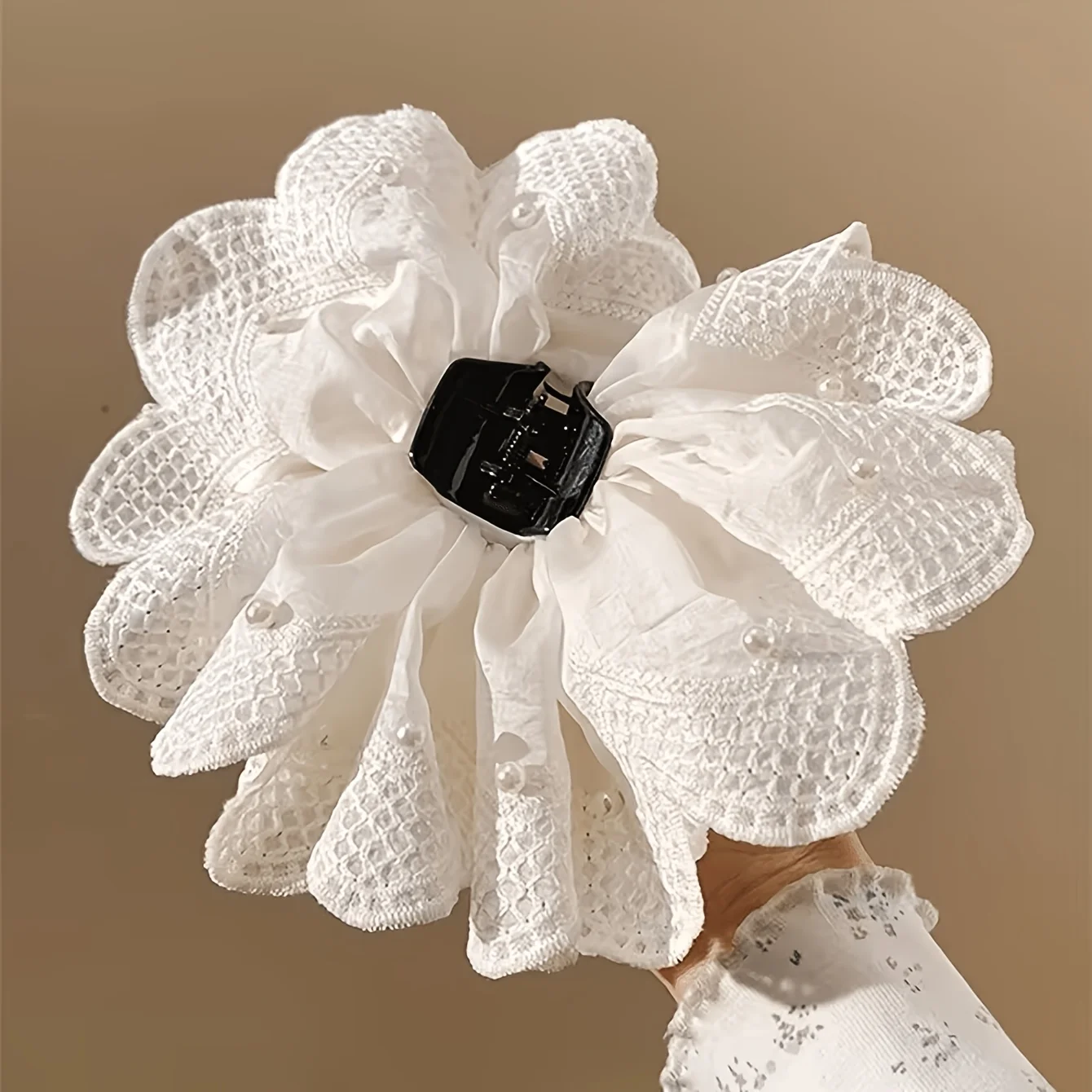 Fermaglio per capelli a forma di squalo con fiore in pizzo e decorazione di perle, design ultra grande, presa ferma, accessorio per acconciature quotidiane e updo. - immagine 2