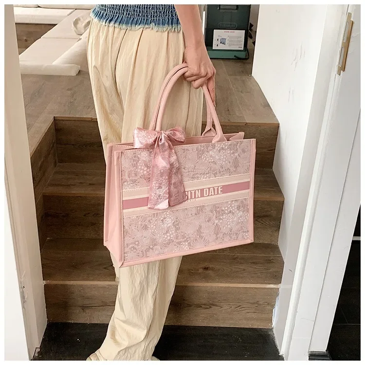 Fashionable Niche Design Tote Bag Large Capacity Portable Women's Bag New High-end Commuting Casual Shoulder Handbag