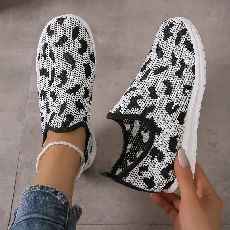 New Mix Color Soft Sole Sneakers for Women Autumn 2023 Slip-On Breathable Knitted Flat Shoes Woman Light Non-Slip Shoes