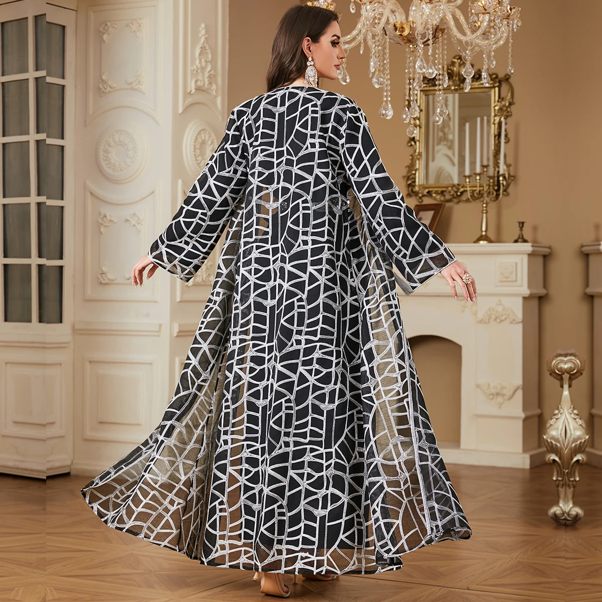 جلابية أوف وايت بطقم قطعتين وتفاصيل مطرزة