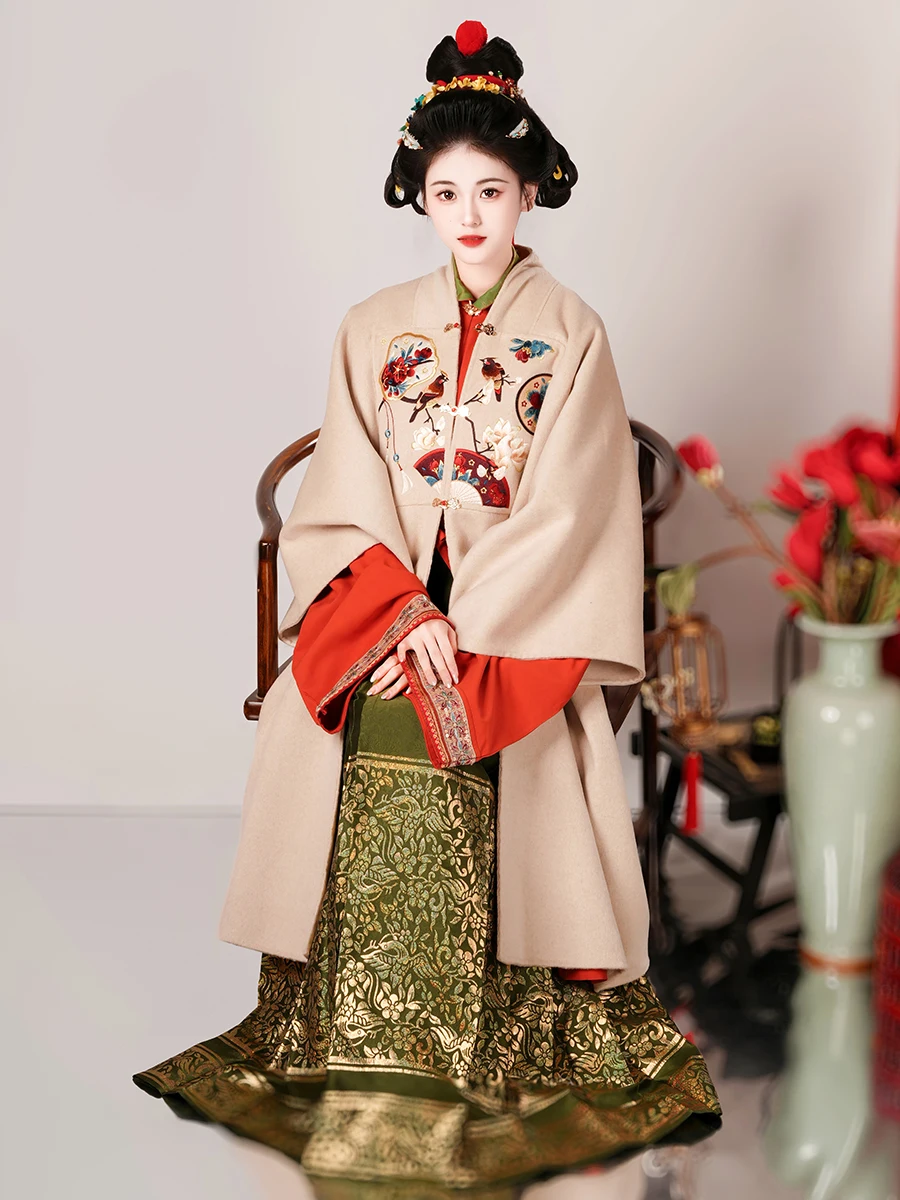 

Длинная ткань Hanfu Ming-Сделано в стиле Конфуция с цветами и птицами на весну осень и зиму, плетеная Золотая парчовая лошадь