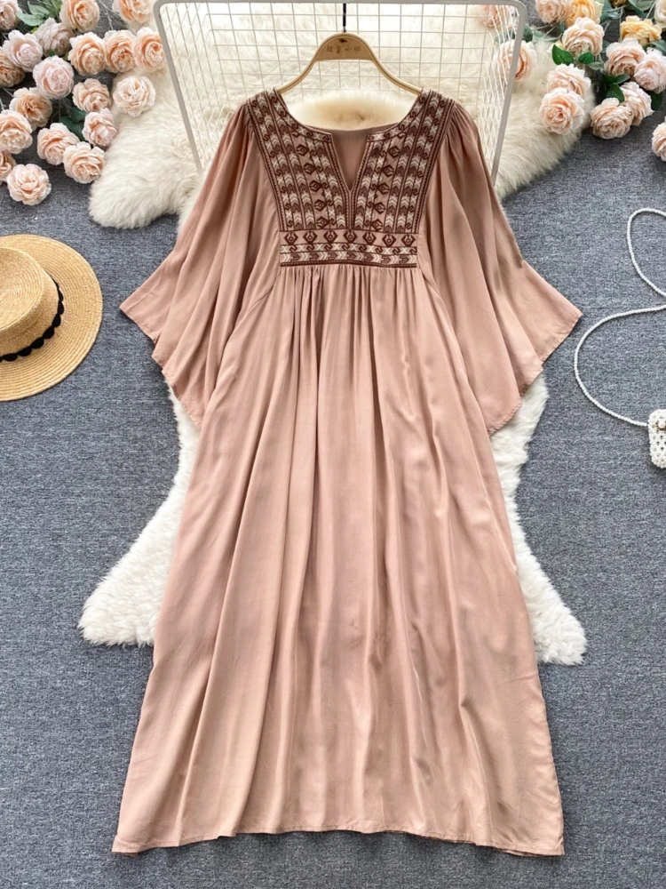 فستان طويل بتطريز تراثي ناعم – ألوان متعددة