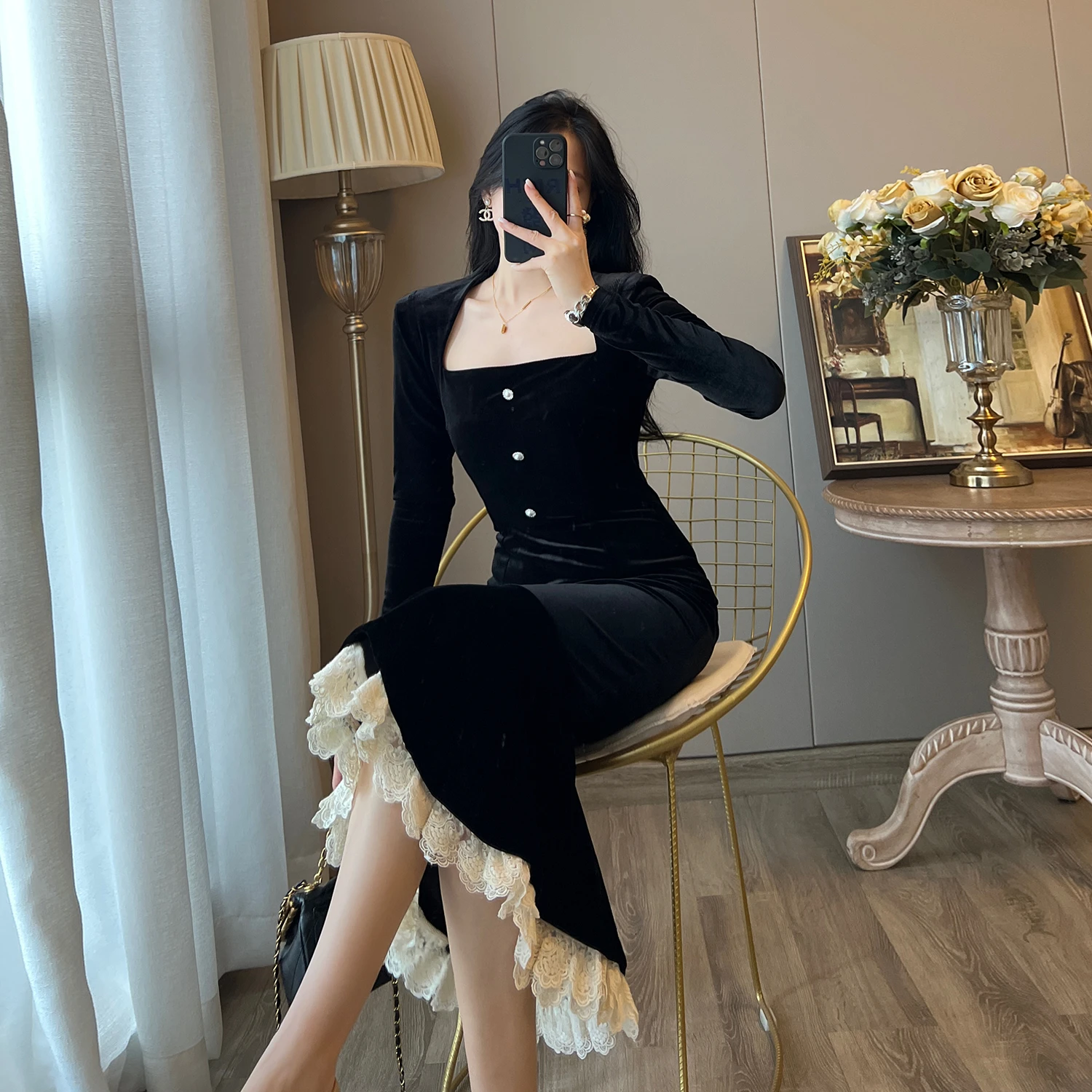 

French square neck black fishtail dress for women in winter, retro, gentle and slim fitting velvet wrap buttocks skirt, long