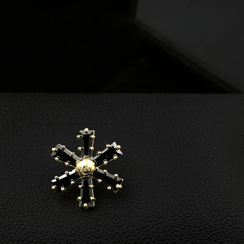 Black Snowflake Brooch Women's Anti-Exposure Buckle Decorative Collar Pins Suit Neckline Corsage Accessories Small Jewelry 5533