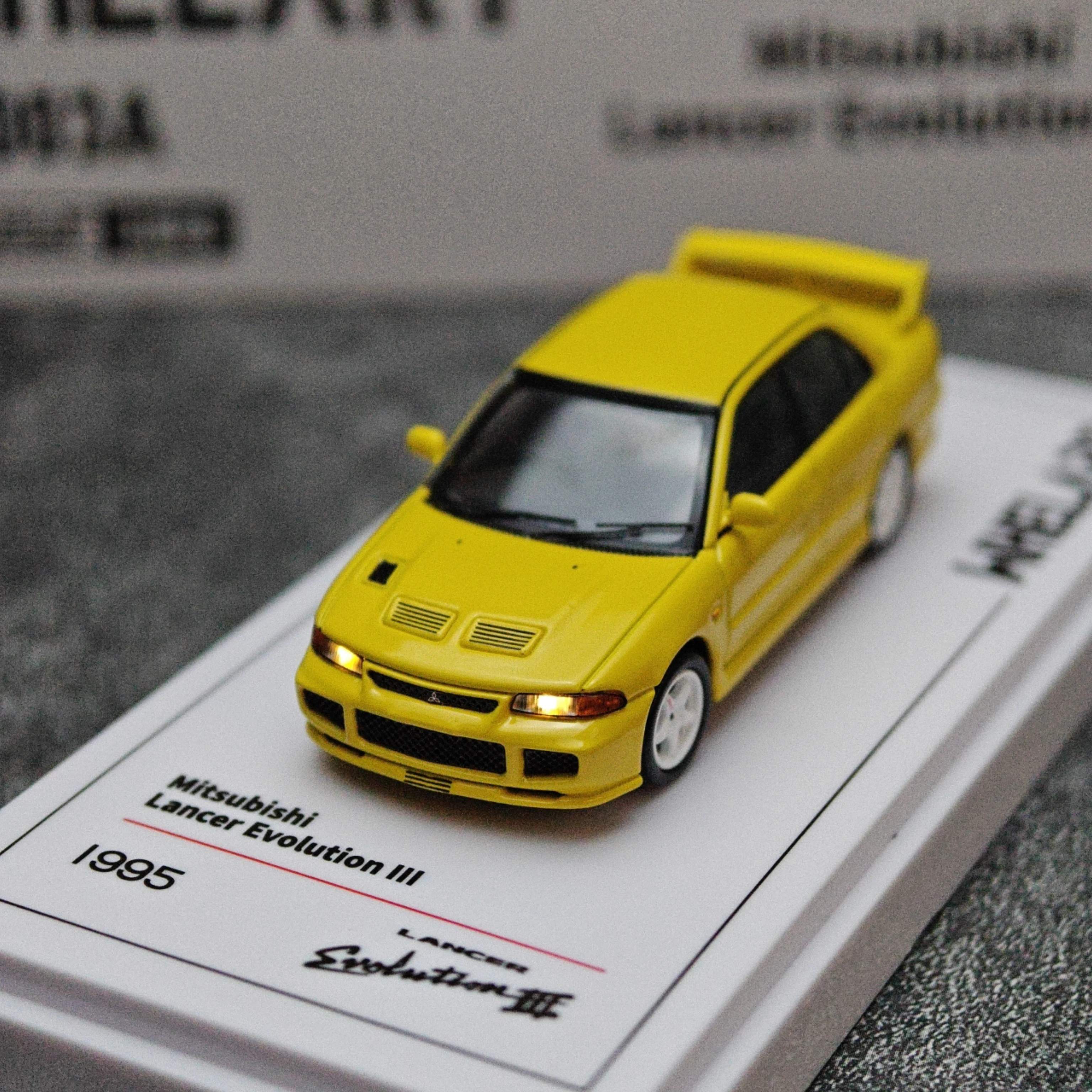 WHELART 1:64 랜서 에볼루션 III (EVO 3) - 조명 기능이 있는 노란색 자동차 모델 디스플레이 컬렉션 휴일 선물