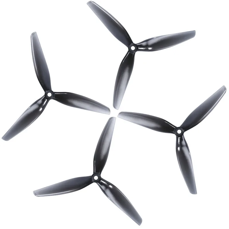 Lot de 10 paires d'hélices de drone 7x4 3 lames en polycarbonate, empilées sur une table.