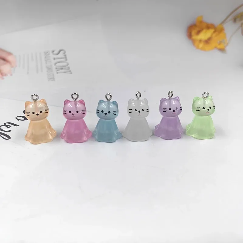 10pcs 귀여운 빛나는 투명 고양이 매력 사랑스러운 수지 다채로운 동물 펜던트 귀걸이 키 체인 DIY 쥬얼리 만들기