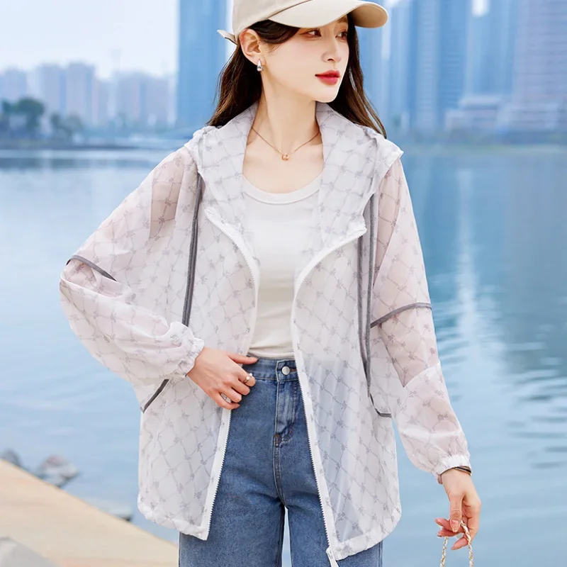 Рисунок 5 - Куртка женская с капюшоном и длинным рукавом