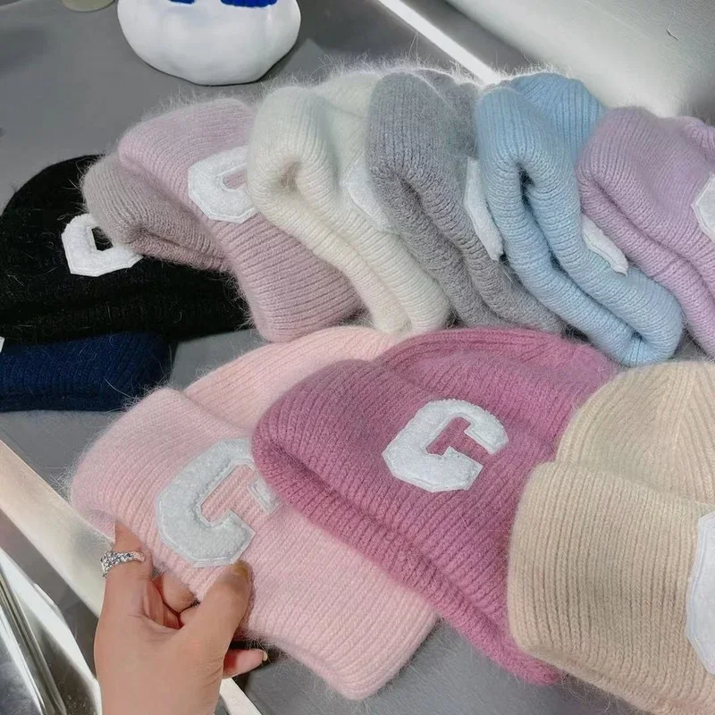 2023 neue Luxus Echt Kaninchen Fell Mützen Frauen Designer Brief C Winter Hut Mode Stricken Motorhaube Weichen, Flauschigen Warme Skullies Kappe