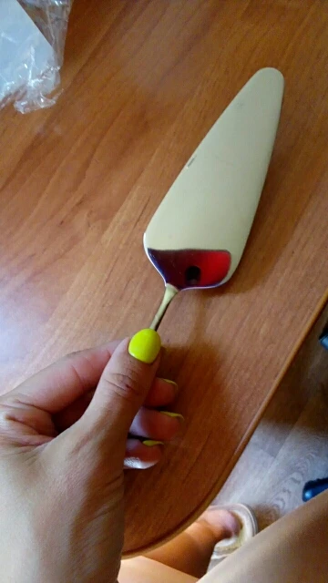 Description Picture 3 of itemStainless Steel Cake Shovel Knife Pie Pizza Cheese Spatula Server Cake Divider Knives Triangle Gold Toothed Cake Baking Tool